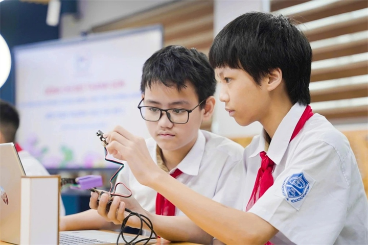 Theo quy định mới của Bộ GD&ĐT, trường học không bắt buộc có phòng STEM riêng, không mua sắm thiết bị đồng loạt. Ảnh minh hoạ: Mỹ Hà/Dân trí