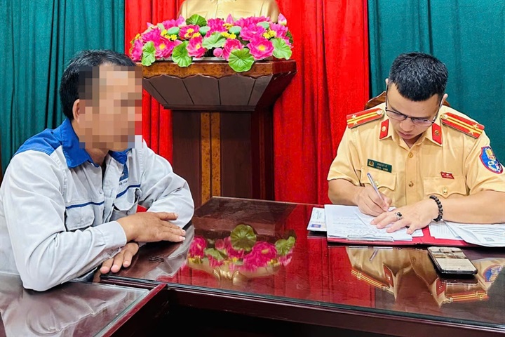 CSGT làm việc, lập biên bản vi phạm hành chính đối với người điều khiển xe.
