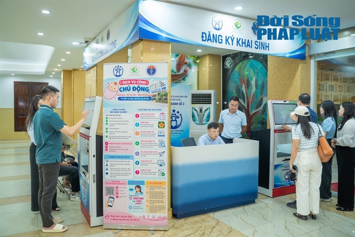 Hà Nội thí điểm hỗ trợ đăng ký khai sinh ngay tại Bệnh viện Phụ sản Hà Nội. Ảnh: Di Hân