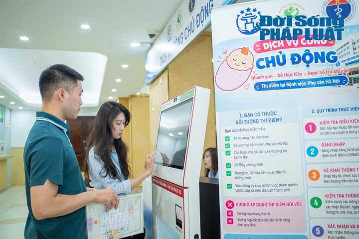 Nhân viên hỗ trợ trực tiếp giải đáp vướng mắc, giúp người dân thuận tiện hơn khi thực hiện thủ tục hành chính. Ảnh: Di Hân
