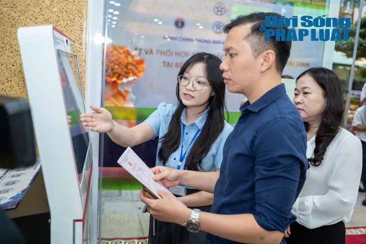 Anh Hưng được hướng dẫn kê khai thông tin, thực hiện thủ tục đăng ký khai sinh trực tuyến ngay tại bệnh viện. Ảnh: Di Hân
