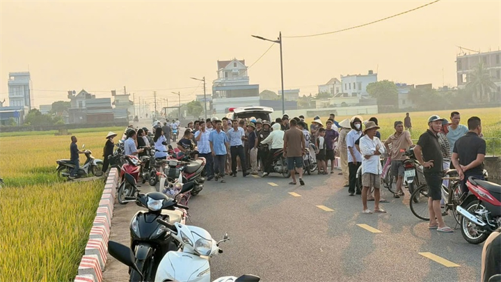 Người dân đau xót trước cái chết của ông K. Ảnh: Dân trí