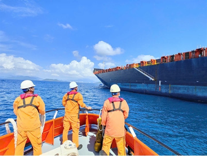 Lực lượng cứu nạn hàng hải Việt Nam tiếp cận tàu có thuyền viên gặp nạn. Ảnh: Trung tâm phối hợp tìm kiếm, cứu nạn hàng hải Việt Nam