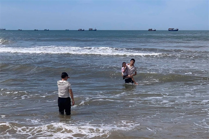 Nam sinh Lê Đức Trung cứu cháu gái đuối nước trên biển. Ảnh: Thương Phạm/Dân trí