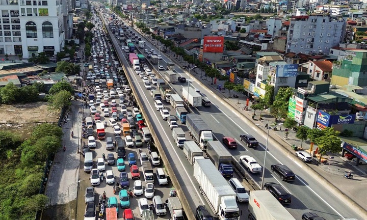 Lưu lượng phương tiện tuyến Vành đai 3 luôn ở mức cao, vượt quá thiết kế ban đầu.