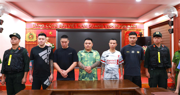 5 đối tượng bị bắt tạm giam. (Ảnh: Công an Lào Cai)