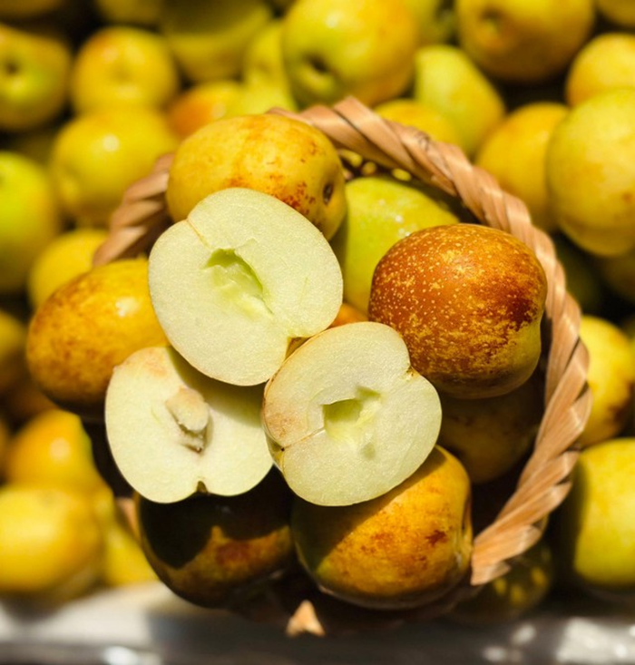 Quả hồng táo thường có kích thước vừa phải, hình dáng tròn hoặc hơi bầu dục. Ảnh: Gia đình & Xã hội