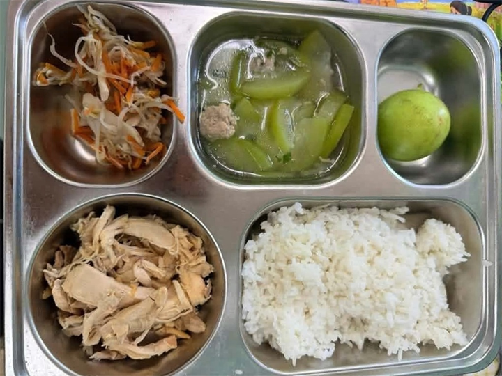 Bữa ăn bán trú của một trường tiểu học tại Khánh Hòa (Ảnh: Nguyễn Tuấn).