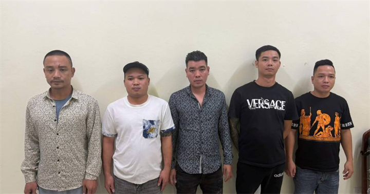 Nhóm đối tượng tại cơ quan công an. (Ảnh: Công an Hà Nội)