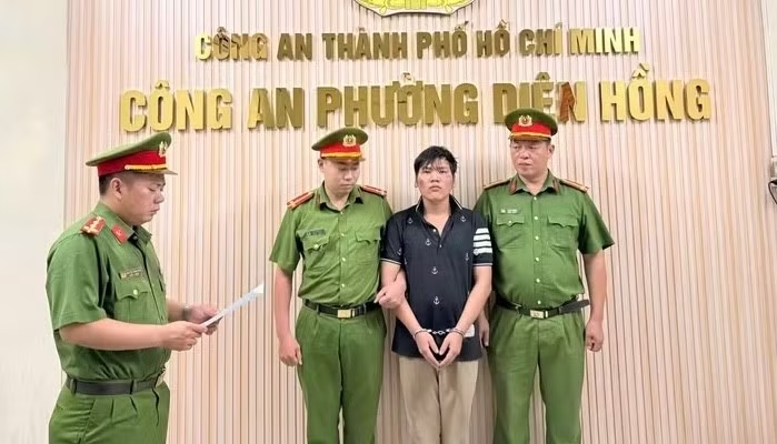 Công an đọc lệnh giữ người với Hào. Ảnh: Tiền Phong
