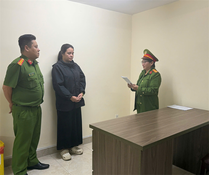 Cơ quan điều tra thi hành lệnh bắt bị can để tạm giam đối với Lã Minh Hồng. Ảnh: Trang TTĐT Công an tỉnh Lâm Đồng