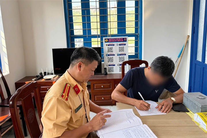 CSGT làm việc với anh B.Đ.H. Ảnh: Đội CSGT đường bộ số 2/Vietnamnet