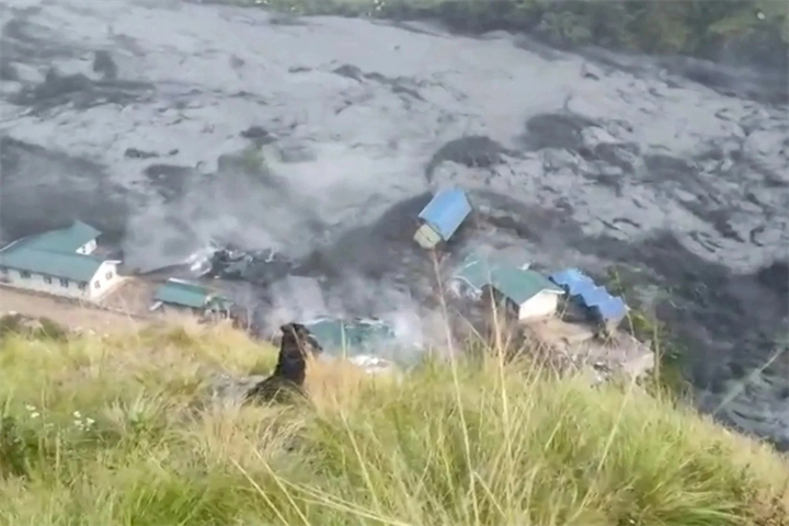 Lũ cuốn phăng nhà cửa ở Nepal. Ảnh: Aljazeera