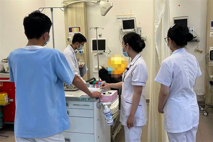 Bác sĩ cấp cứu cho người đàn ông có triệu chứng nhiễm độc tố thần kinh cực mạnh. Ảnh: Dân trí