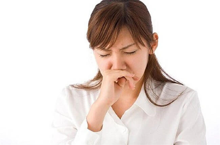 Thường xuyên hắng giọng là biểu hiện không nên xem thường
