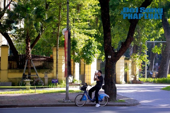 Nhịp sống hối hả nơi đô thị dường như cũng chậm lại một nhịp trước vẻ đẹp của đất trời. Nhiều bạn trẻ chọn cách thong dong đạp xe qua các con phố, hít hà bầu không khí trong lành và gom góp cho mình những khoảnh khắc bình yên. (Ảnh: Khánh Phương)