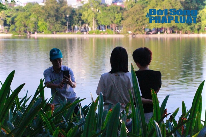 Giữa không gian khoáng đạt ven hồ Gươm, nhiều gia đình và nhóm bạn tranh thủ ghi lại những bức ảnh kỷ niệm bên người thân. Tạm gác lại guồng quay công việc bận rộn, đây là khoảng thời gian lý tưởng để mỗi người tìm lại sự thư thái và tận hưởng thức quà đẹp nhất của đất trời trong năm. (Ảnh: Khánh Phương)