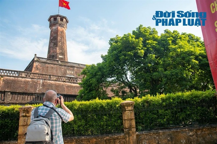 Nét quyến rũ rất riêng của mùa thu Thủ đô cũng để lại ấn tượng sâu sắc với nhiều du khách quốc tế. Đứng trước những công trình nhuốm màu thời gian giữa tiết trời dịu nhẹ, bất cứ ai cũng dễ dàng tìm thấy cho mình một khoảng lặng bình yên giữa lòng đô thị nhộn nhịp. (Ảnh: Khánh Phương)