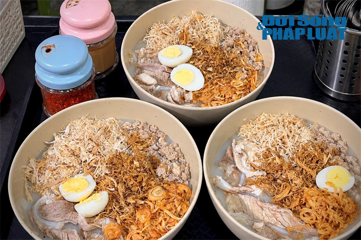 Bên cạnh sắc xanh của cốm, ẩm thực thu Hà Nội còn làm ấm lòng thực khách bằng những món quà sáng dân dã. Giữa cái se lạnh chớm thu, ngồi xuýt xoa bên bát cháo sườn nóng hổi, sánh mịn cũng đủ để cảm nhận trọn vẹn nhịp thở dung dị của phố phường. (Ảnh: Khánh Phương)