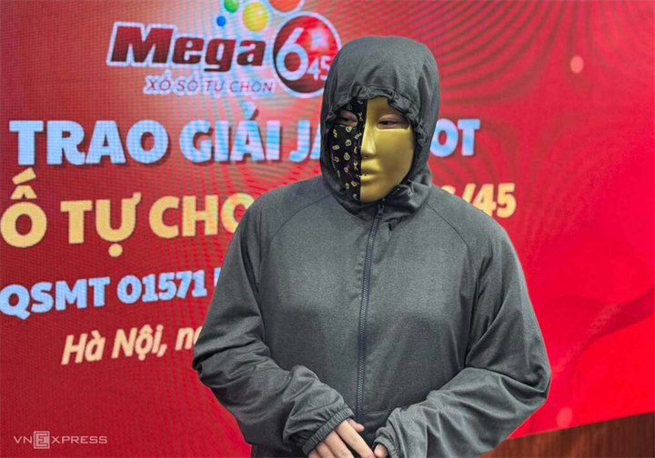 Chị V.N đeo mặt nạ nhận giải Jackpot gần 200 tỷ đồng, chiều 12/10. Ảnh: Anh Tú