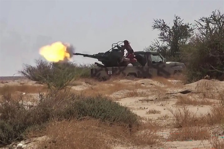 Lực lượng chính phủ Yemen giao tranh với các tay súng Houthi tại tỉnh Al-Jawf vào ngày 15/9/2026. (Ảnh: AFP)