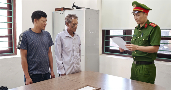 Bị can Trần Văn Tư và Trần Xuân Trọng (từ trái sang) tại Cơ quan Công an. (Ảnh: Công an Quảng Ninh)