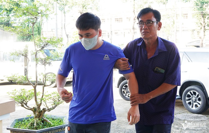 Bị cáo Trung được người thân dìu khi đến phiên toà sáng 13/10. (Ảnh: Vietnamnet)