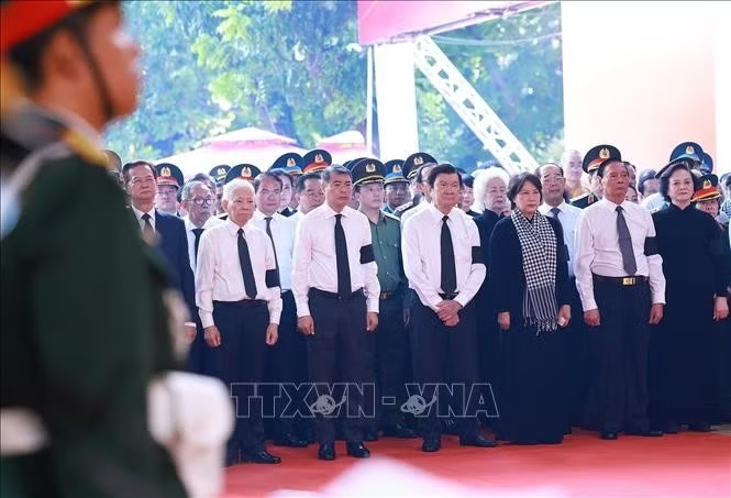 Thủ tướng Lê Minh Hưng dự Lễ viếng, Lễ truy điệu 731 hài cốt liệt sĩ được tìm kiếm, quy tập tại Công viên văn hóa Lê Thị Riêng, phường Hòa Hưng, Thành phố Hồ Chí Minh. Ảnh: Dương Giang/TTXVN