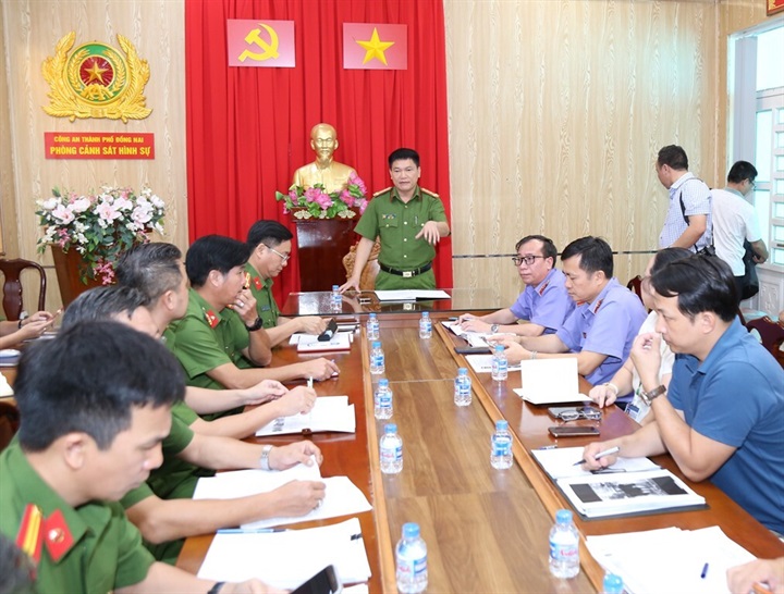 Đại tá Lê Vấn, Trưởng phòng Cảnh sát hình sự phát biểu tại buổi họp liên ngành.