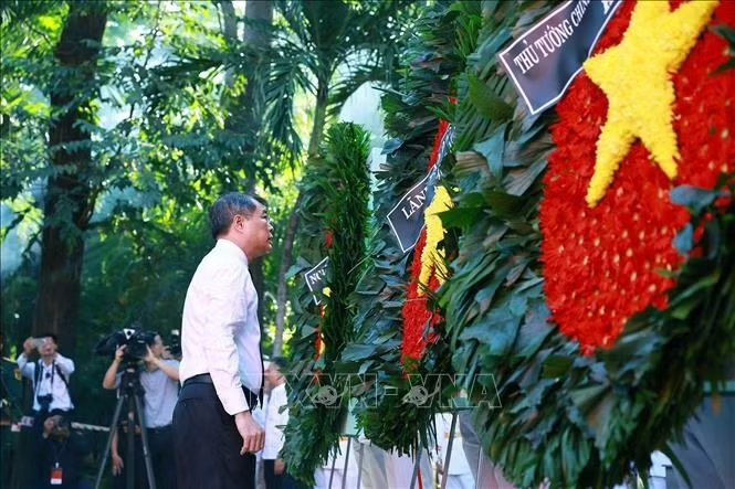 Thủ tướng Lê Minh Hưng dâng hoa, dâng hương tại Tượng đài Cố Tổng Bí thư Trần Phú. Ảnh: Dương Giang/TTXVN