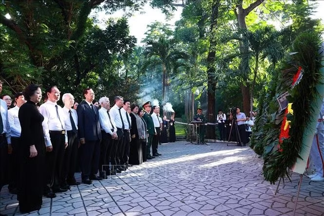 Thủ tướng Lê Minh Hưng dâng hoa, dâng hương tại Tượng đài Cố Tổng Bí thư Trần Phú. Ảnh: Dương Giang/TTXVN