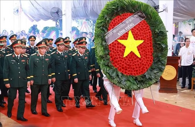 Đoàn Bộ Quốc phòng viếng các Anh hùng liệt sĩ được tìm kiếm, quy tập tại Công viên văn hóa Lê Thị Riêng, phường Hòa Hưng, Thành phố Hồ Chí Minh. Ảnh: Dương Giang/TTXVN