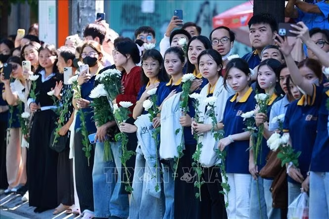 Đông đảo nhân dân Thành phố Hồ Chí Minh với nhành hoa trắng trên tay đưa tiễn hài cốt các Anh hùng liệt sĩ về Nghĩa trang liệt sĩ Thành phố Hồ Chí Minh. Ảnh: Dương Giang/TTXVN
