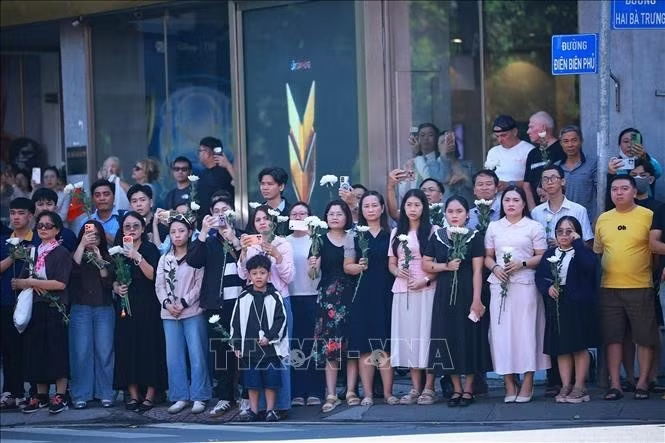 Đông đảo nhân dân Thành phố Hồ Chí Minh với nhành hoa trắng trên tay đưa tiễn hài cốt các Anh hùng liệt sĩ về Nghĩa trang liệt sĩ Thành phố Hồ Chí Minh. Ảnh: Dương Giang/TTXVN