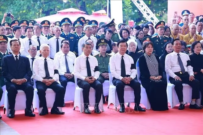 Thủ tướng Lê Minh Hưng dự Lễ viếng, Lễ truy điệu 731 hài cốt liệt sĩ được tìm kiếm, quy tập tại Công viên văn hóa Lê Thị Riêng, phường Hòa Hưng, Thành phố Hồ Chí Minh. Ảnh: Dương Giang/TTXVN