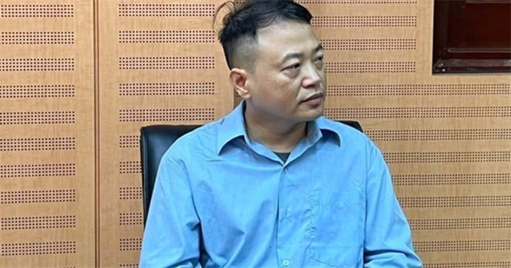 Shark Bình tại cơ quan công an. (Ảnh: Công an Hà Nội)