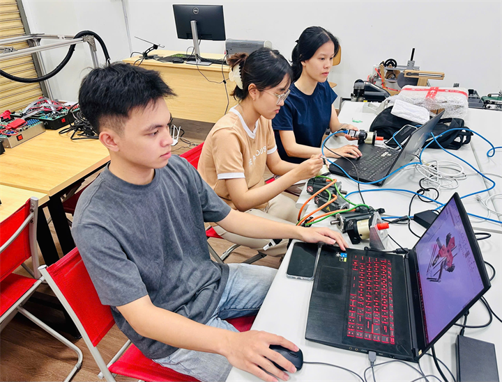 Sinh viên xuất sắc ngành cơ khí trong đề án của Trường Đại học Bách khoa (Đại học Đà Nẵng) nghiên cứu trong phòng lab. Ảnh: Thanh niên