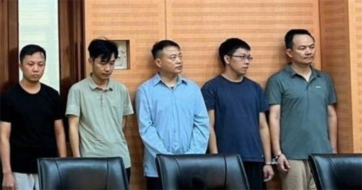 Shark Bình và các đồng phạm tại cơ quan công an. (Ảnh: Công an Hà Nội)