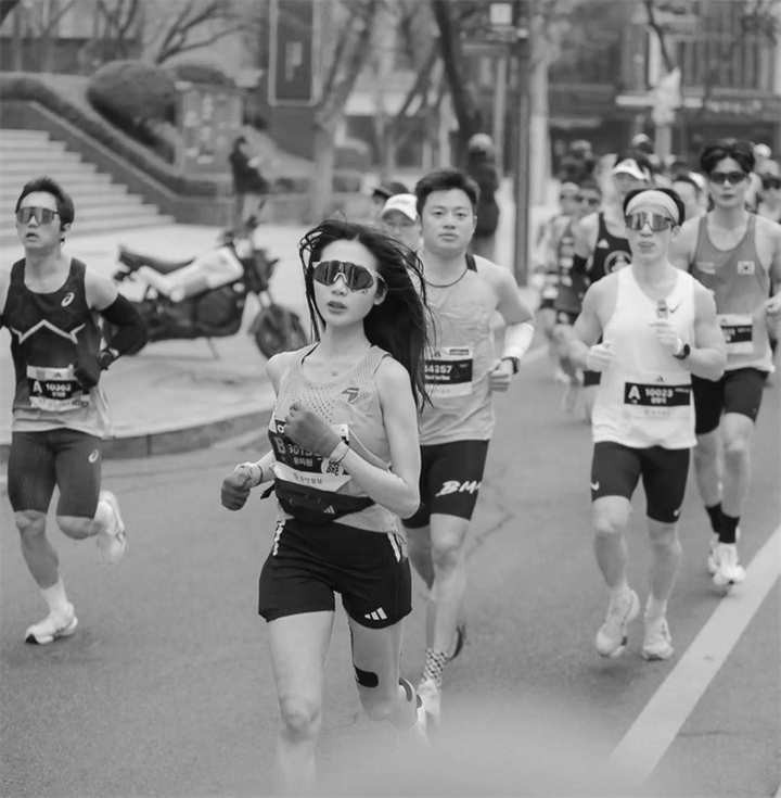 Sự việc đau lòng xảy ra tại giải chạy Seoul Race 2026 khi Yoo Ji Won, nữ runner Hàn Quốc bất ngờ gục ngã khi chỉ còn cách vạch đích khoảng 500 m. Ảnh: &nbsp;INSTAGRAM/Tuổi Trẻ