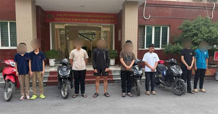8 đối tượng tại Công an phường Từ Liêm. (Ảnh: Công an Hà Nội)