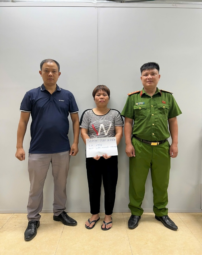 Đối tượng Lê Thị Nhàn tại trụ sở Công an phường Yên Nghĩa. Ảnh: Công an Hà Nội