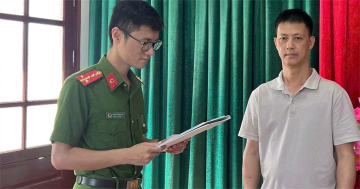 Cơ quan Cảnh sát điều tra Công an tỉnh Lạng Sơn thi hành Quyết định khởi tố bị can đối với Nguyễn Duy Sáng. (Ảnh: Công an Lạng Sơn)
