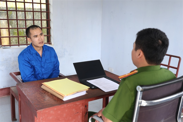 Đối tượng Giang tại cơ quan công an (Ảnh: An Phú)/Dân Trí