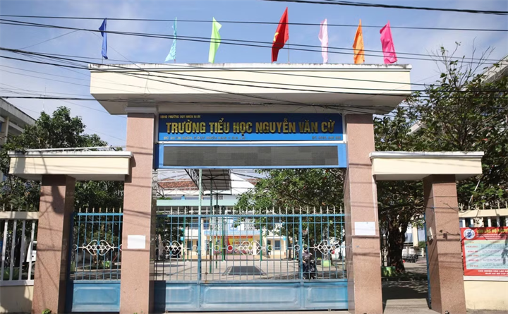 Sau sắp xếp, Hiệu trưởng Trường Tiểu học Nguyễn Văn Cừ được bố trí làm giáo viên. Ảnh: Tiền phong