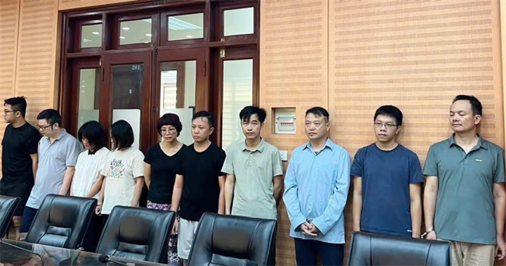 Shark Bình và các đồng phạm tại cơ quan công an. (Ảnh: Công an Hà Nội)