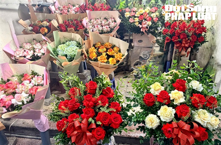 Hoa tươi được thiết kế thành nhiều kiểu bó, giỏ với mức giá khác nhau.