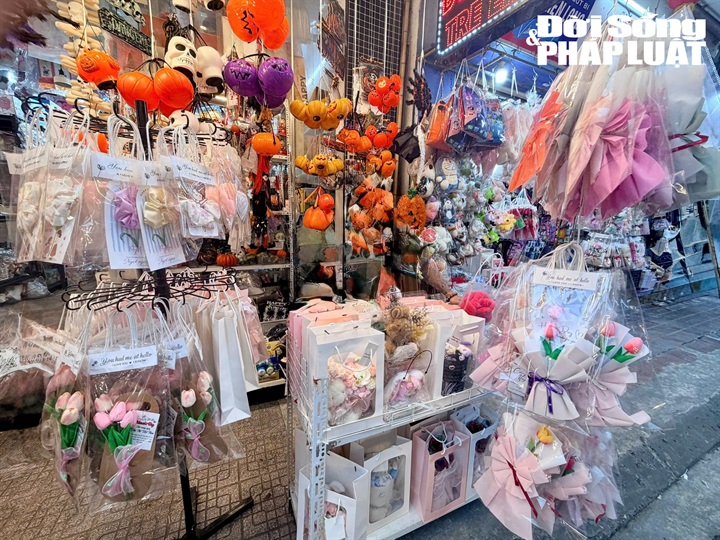 Những bó hoa sáp nhỏ có giá từ 15.000 - 50.000 đồng, phù hợp với người tiêu dùng có ngân sách hạn chế.
