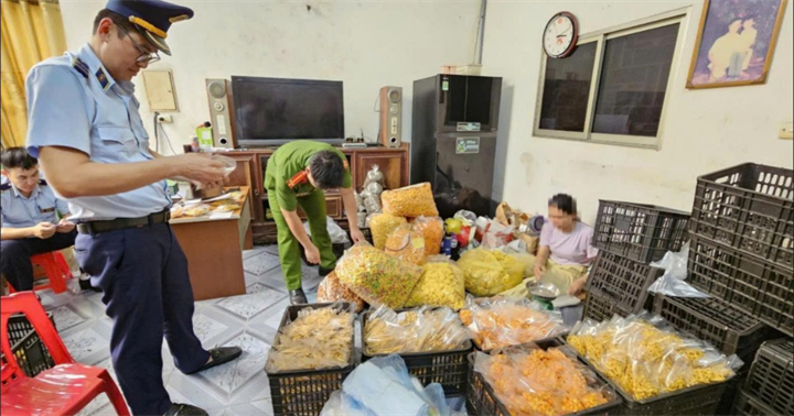 Lực lượng chức năng kiểm tra cơ sở vi phạm. (Ảnh: Công an Lạng Sơn)