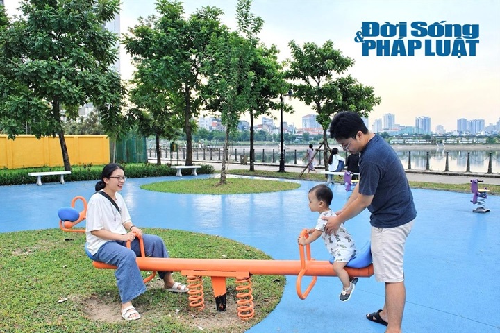 Nơi đây cũng trở thành chốn dừng chân bình yên cho các gia đình nhỏ. Chị Thu Hằng (khu vực Từ Liêm) hào hứng cho hay: “Không gian công viên hiện tại vô cùng rộng rãi, thoáng đãng, lại được bố trí riêng khu vui chơi an toàn cho trẻ em. Dịp cuối tuần đưa các con ra đây dạo mát, chạy nhảy, người lớn thì được thư giãn ngắm hoa, thực sự rất tuyệt vời”.