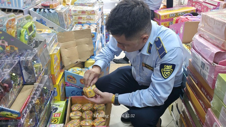 Lô đồ chơi trẻ em nhập lậu bị lực lượng chức năng tạm giữ để xử lý theo quy định. Ảnh: QLTTHN